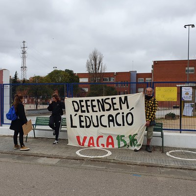 Manifestació del professorat davant de l'Institut Lluís Companys. Foto: Cedida..