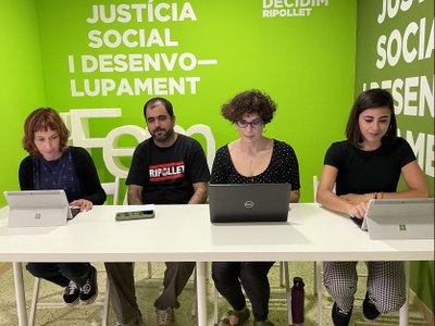 D'esquerra a dreta: els regidors Núria Chaves i Pablo López, la portaveu de Dedicim, Txell Caler i la regidora Andrea Guijarro.