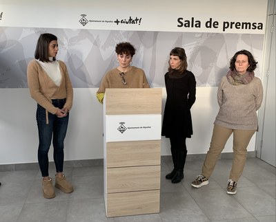 D'esquerra a dreta, les regidores de Decidim Andrea Guijarro, Meritxell Caler i Núria Chaves i l'extinenta d'alcaldia de Decidim, Pilar Castillejo.