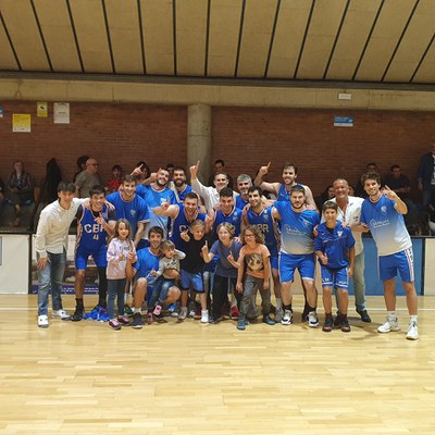 Imatge de l'equip després d'aconseguir ser la millor esquadra de la lliga regular. Foto: CB Ripollet..