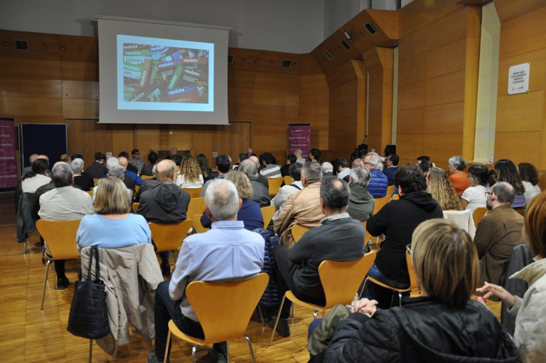 El Centre Cultural s'omple per donar suport a la "Revista de Ripollet"