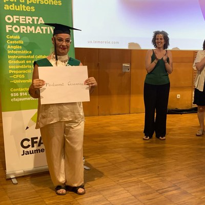 El Centre de Formació d'Adults Jaume Tuset celebra la graduació de l'alumnat de secundària.