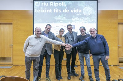 Alcaldes i altres electes dels sis municipis del curs vallesà del riu Ripoll.
