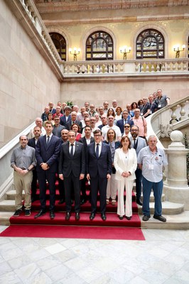 El president de la Generalitat, Salvador Illa; el president del Parlament, Josep Rull i la consellera de Territori, Habitatge i Transició Ecològica, Sílvia Paneque, amb els afectats per l'amiant després de la votació. Font: generalitat de Catalunya.