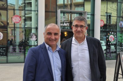 El portaveu i cap de llista del PSC de Ripollet, Luís Tirado, amb el portaveu del PSOE al Congrés, Patxi López, davant el Centre Cultural de Ripollet.