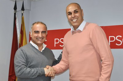 El candidat solialista, Luís Tirado, amb l'exfutbolista, Manel, d'1,90 metres d'alçada.