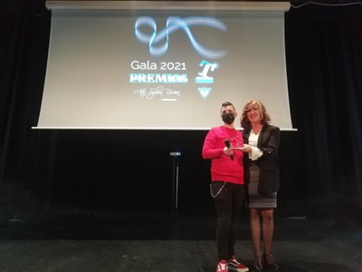 El regidor Fran Sánchez rep el Premi T de l’Associació de Persones Trans d’Andalusia-Sylvia Rivera.