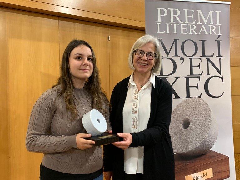 La jove Gala Romance Espel reconeguda amb un trofeu per la seva participació.jpeg