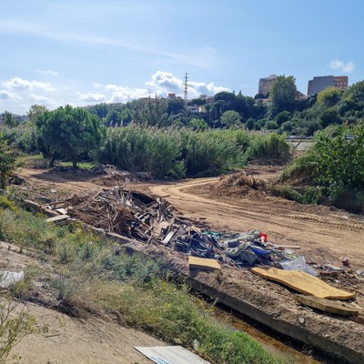 Els treballs de restauració de les lleres dels rius Ripoll i Sec arriben al pont de vianants.