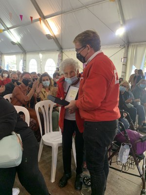 L'entitat va homenatjar la col·laboradora més longeva, Maria Morató, amb noranta anys. Foto: Creu Roja..