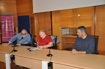 D'esquerra a dreta: Alberto Castro, secretari d'Entretots; Carme Garrido, presidenta i l'activista local de les persones amb discapacitat, Josep Maria Tatché.
