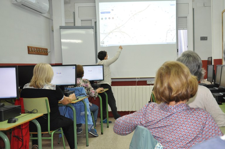 L’escola de persones adultes de Ripollet aposta per la digitalització