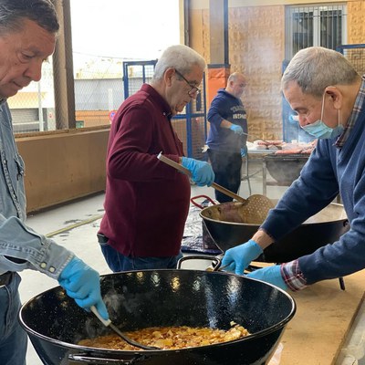 Fotografia de les migas al pati de l'Anselm Clavé.