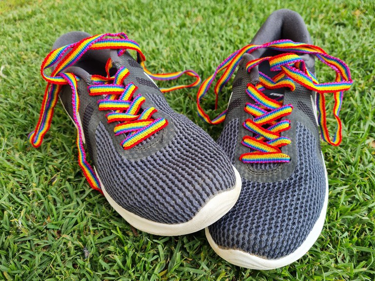 La lluita contra l'LGTBI-fòbia en l'esport es visibilitza a Ripollet amb els 'Cordons per a la diversitat'