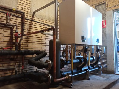 La nova caldera de l’Escola Ginesta ja està instal·lada i la calefacció en funcionament.