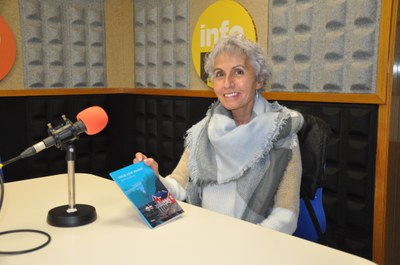 La ripolletenca Elena Villaoslada ha presentat la seva primera novel·la.