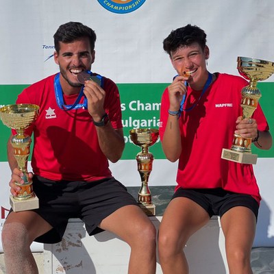 Eva Fernández i Antoni Ramos celebren la medalla d'or. Foto cedida pel Club Esportiu Beach Tennis Barcelona..