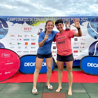 Ariadna Costa i Eva Fernández Palos, campiones d'Espanya. Fotos: CE Beach Tennis Barcelona..