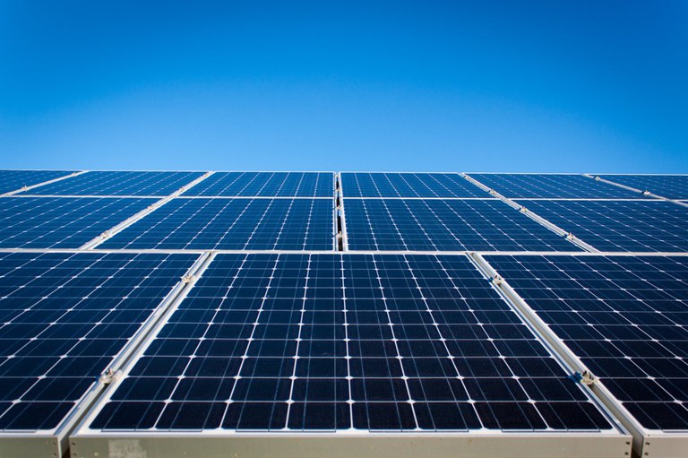L'Ajuntament i l'AMB informen sobre l'ús d'energia solar en l'àmbit domèstic