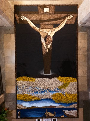 L’entitat Cultura i Tradició col·labora en una catifa floral d’homenatge a Salvador Dalí.