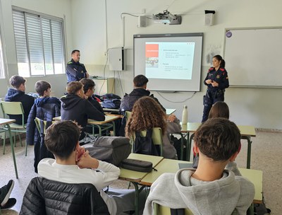 Mossos d’Esquadra i Policia Local inicien un nou curs de xerrades conjuntes als instituts.