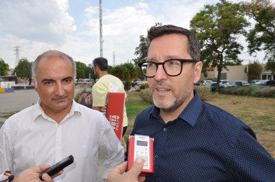 El socialista Paco Aranda atenent els mitjans, acompanyat de l'alcalde Luís Tirado.