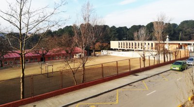 Una família de Ripollet, afectada per la retirada del bus escolar per a alumnes amb sordesa.