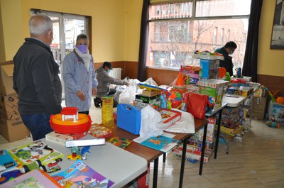 Unes 25 famílies ripolletenques rebran les joguines recollides en la campanya de Càritas.
