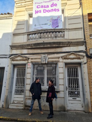 L'alcalde de Ripollet, Jose M. Osuna, i la regidora de Feminismes, Txell Caler, durant la visita realitzada aquest dimecres, abans de l'inici de les obres.