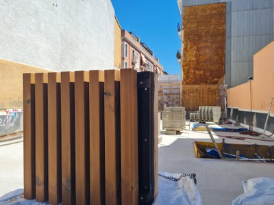 Estat actual de les obres de l'Arxiu, amb una peça de mostra de com serà la façana del nou equipament.