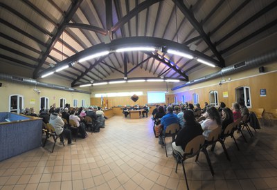 La Sala de Plens es va omplir amb motiu de la reunió de seguretat..